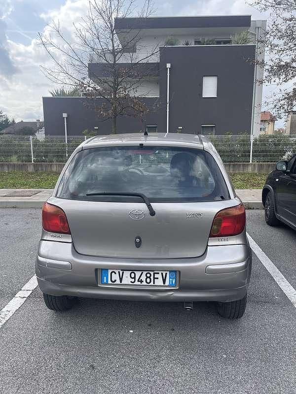 Usata Toyota Yaris 65 CV (47 kW) 2004 Grigio Utilitaria