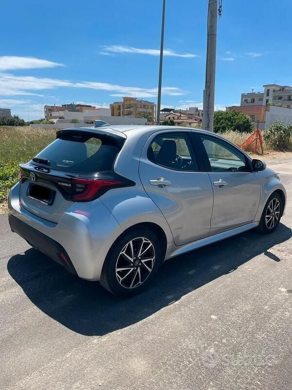 Usata Toyota Yaris Hybrid Trend 92 CV (67 kW) 2022 Grigio Utilitaria