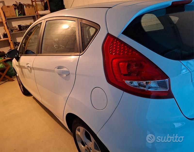 Usata Ford Fiesta Titanium 60 CV (44 kW) 2012 Bianco Berlina