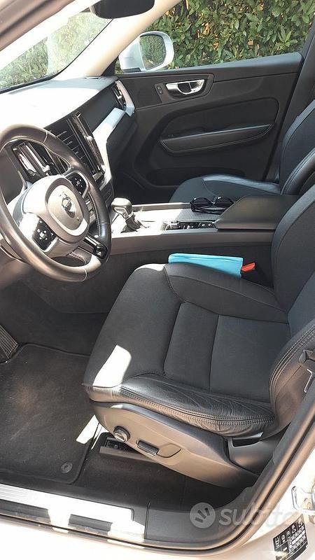 Usata Volvo XC60 Business Edition 190 CV (139 kW) 2020 Argento SUV