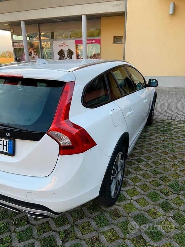Usata Volvo V60 CC 150 CV (110 kW) 2017 Bianco Station wagon