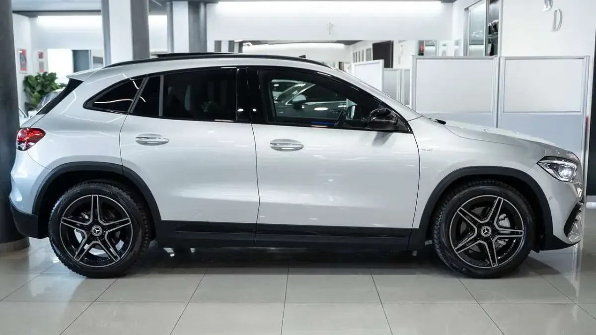Usata Mercedes GLA200 Premium Plus 150 CV (110 kW) 2023 Argento mettallizzato SUV
