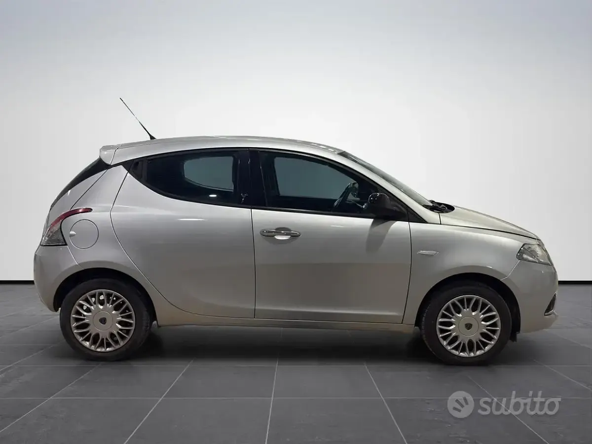 Usata Lancia Ypsilon Gold 69 CV (50 kW) 2017 Grigio Utilitaria