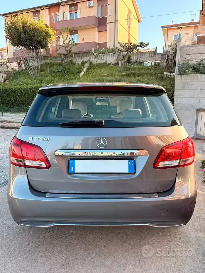 Usata Mercedes B200 Business 136 CV (100 kW) 2016 Grigio Utilitaria