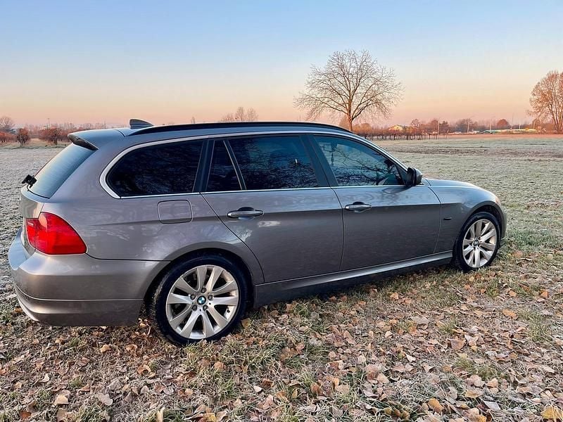 Usata BMW 318 143 CV (105 kW) 2011 Grigio Station wagon