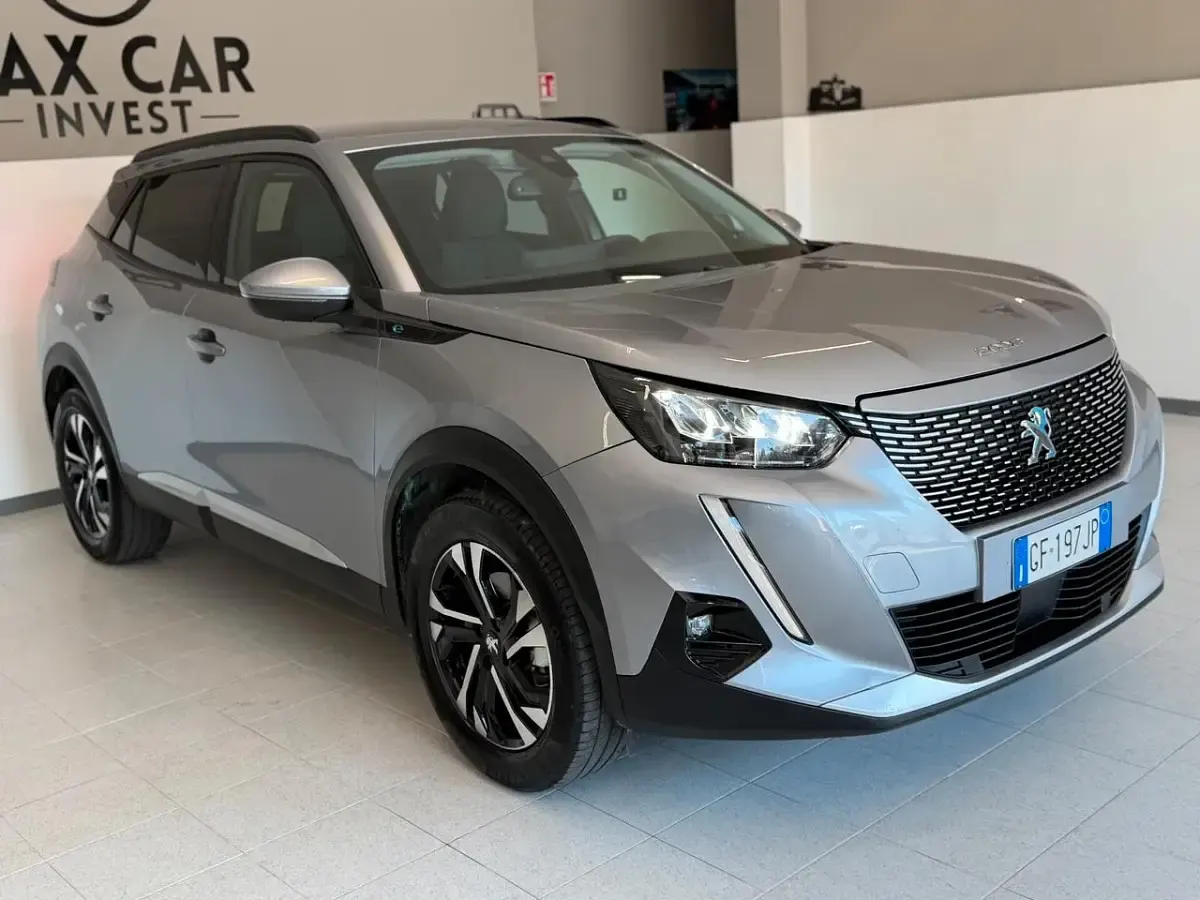 Usata Peugeot e-2008 Allure 100 kW (136 CV) 2021 Argento SUV
