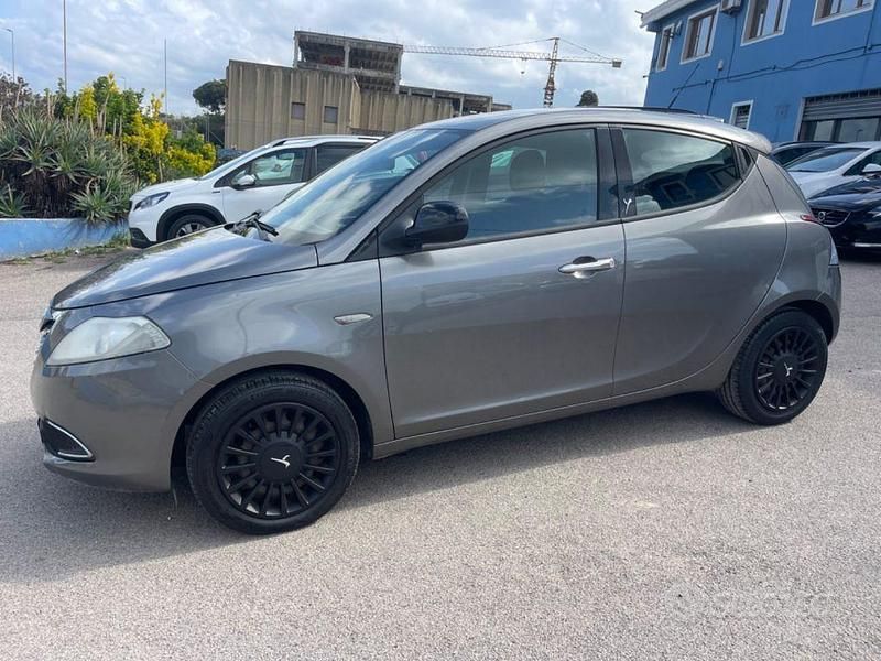 Usata Lancia Ypsilon 69 CV (50 kW) 2012 Grigio scuro Utilitaria