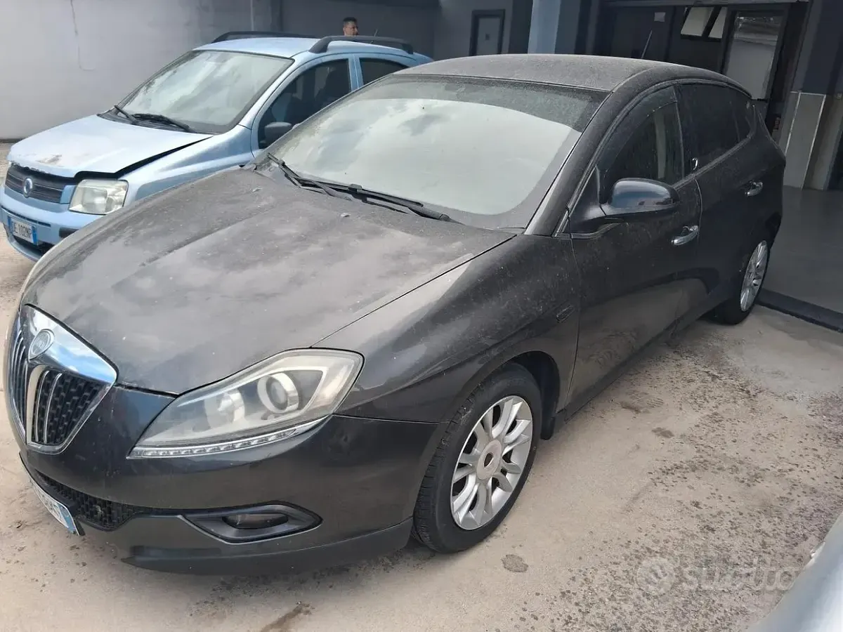 Usata Lancia Delta 165 CV (121 kW) 2009 Grigio Utilitaria