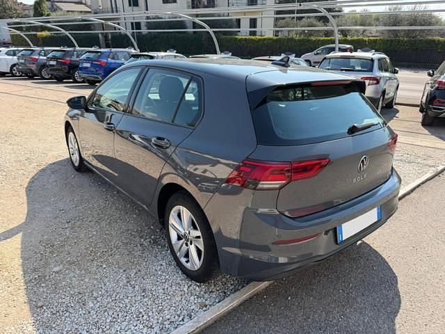 Usata VW Golf VIII Life 110 CV (80 kW) 2021 Grigio Berlina