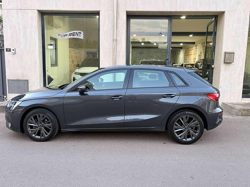 Begagnad Audi A3 Advanced 116 HK (85 kW) 2023 Grå Sedan