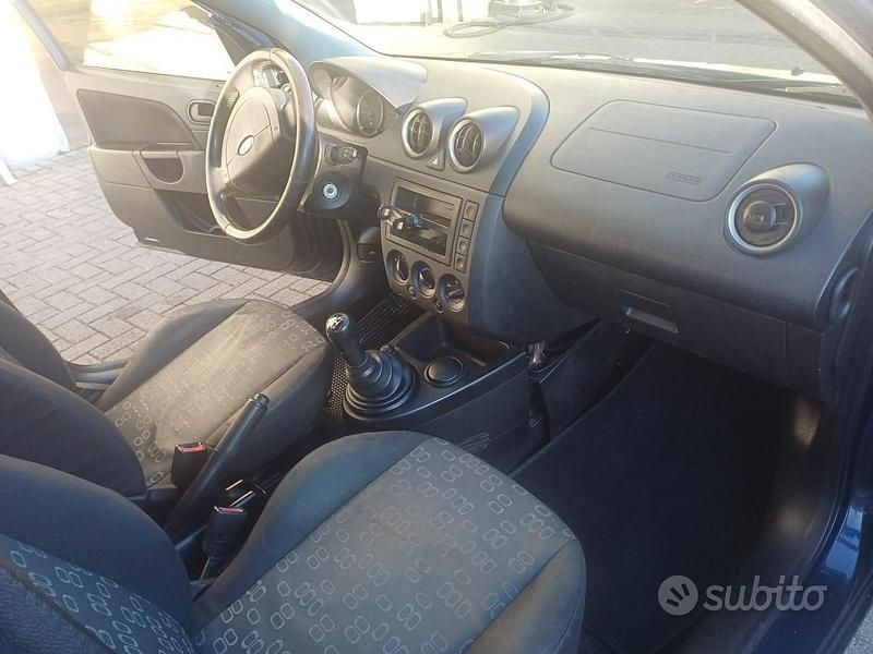 Usata Ford Fiesta 68 CV (50 kW) 2005 Blu/azzurro Utilitaria
