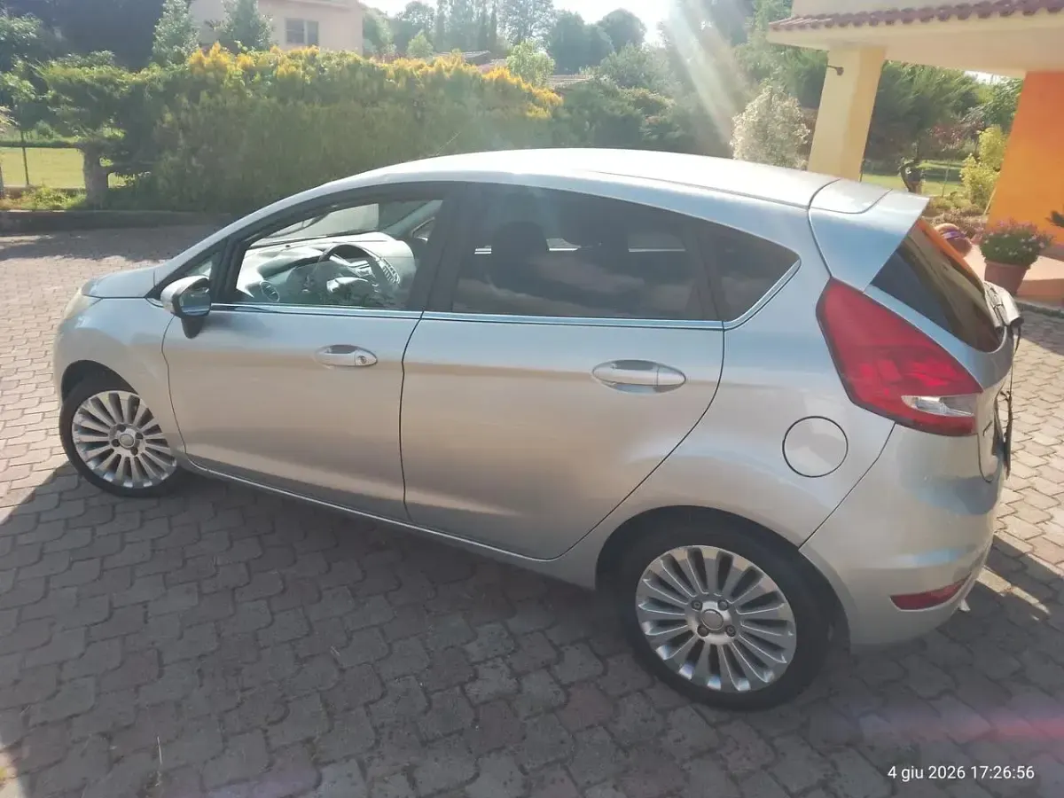 Usata Ford Fiesta Titanium 68 CV (50 kW) 2007 Grigio Utilitaria
