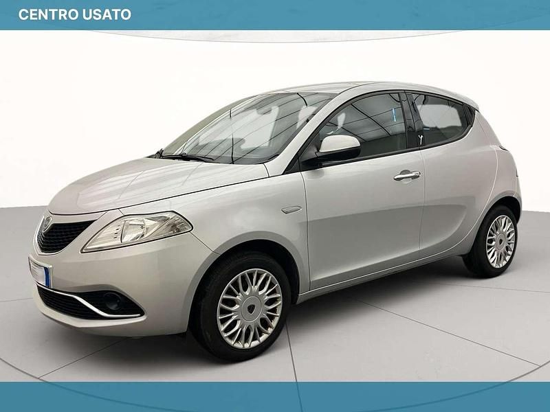 Argento Usata 2016 Lancia Ypsilon Platinum Due volumi | 8500 € (Buon prezzo) - Immagine 1/4