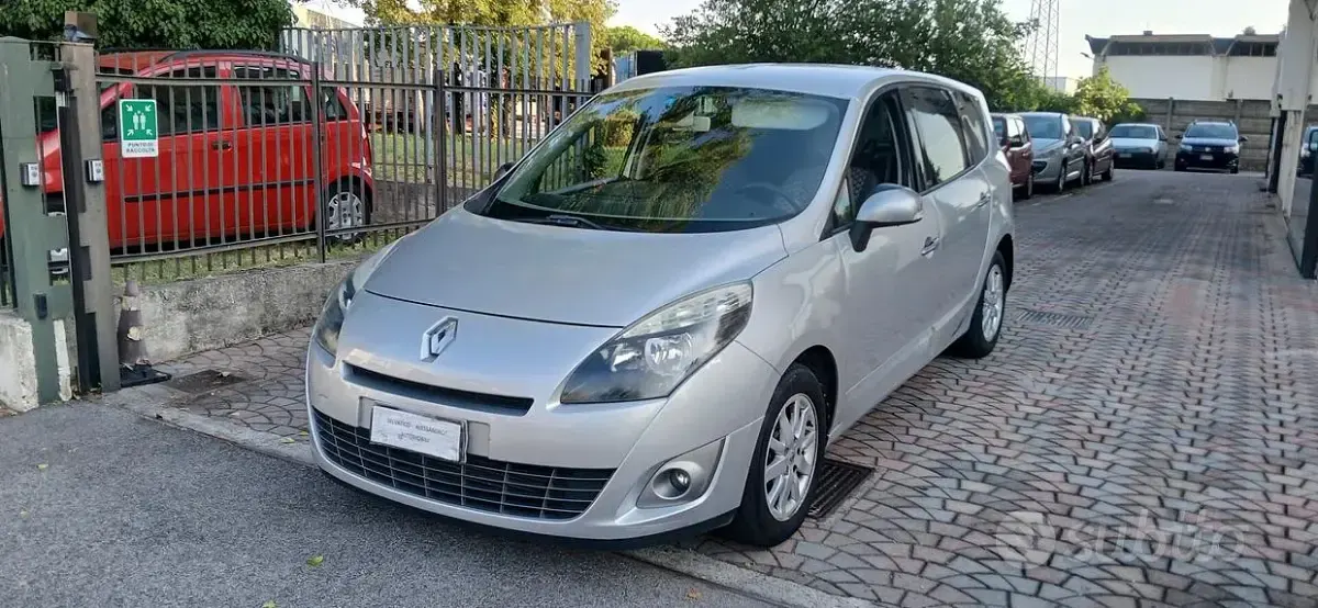 Usata Renault Scénic III 110 CV (80 kW) 2011 Grigio Monovolume