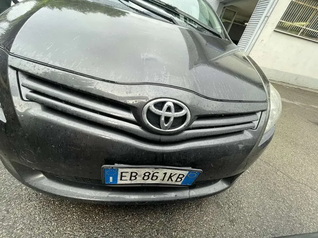 Usata Toyota Auris Sol 132 CV (97 kW) 2010 Grigio Utilitaria