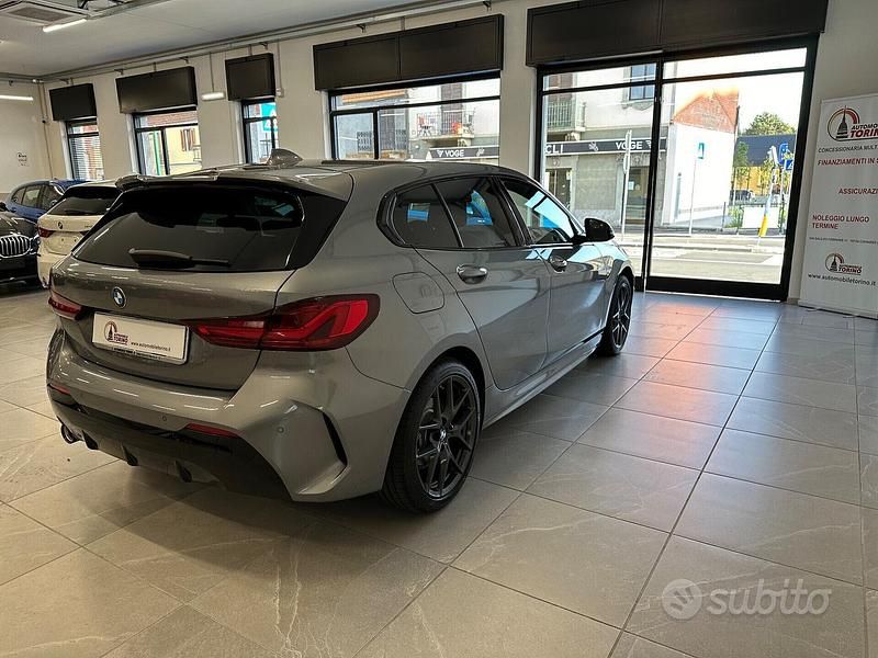 Begagnad BMW 118 M Sport 136 HK (100 kW) 2023 Grå Halvkombi