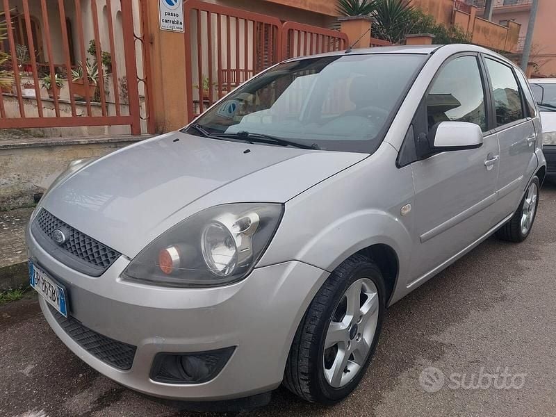 Usata Ford Fiesta 68 CV (50 kW) 2008 Grigio Utilitaria