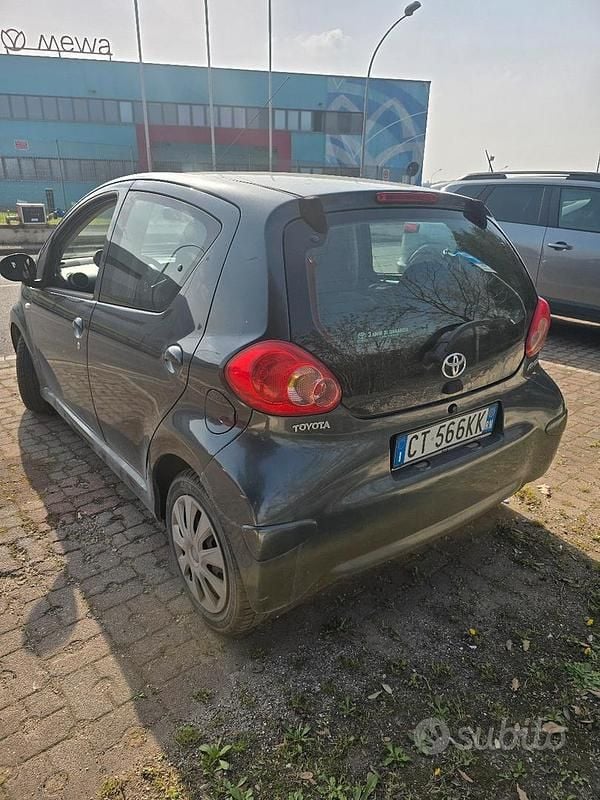 Usata Toyota Aygo 68 CV (50 kW) 2005 Grigio Utilitaria