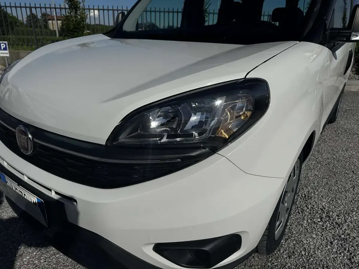 Usata Fiat Doblò Lounge 120 CV (88 kW) 2022 Bianco Monovolume