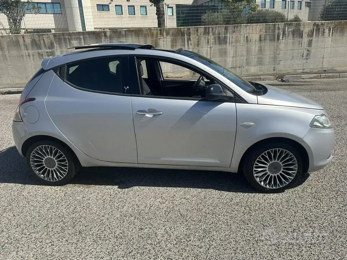 Usata Lancia Ypsilon 85 CV (62 kW) 2011 Grigio Utilitaria