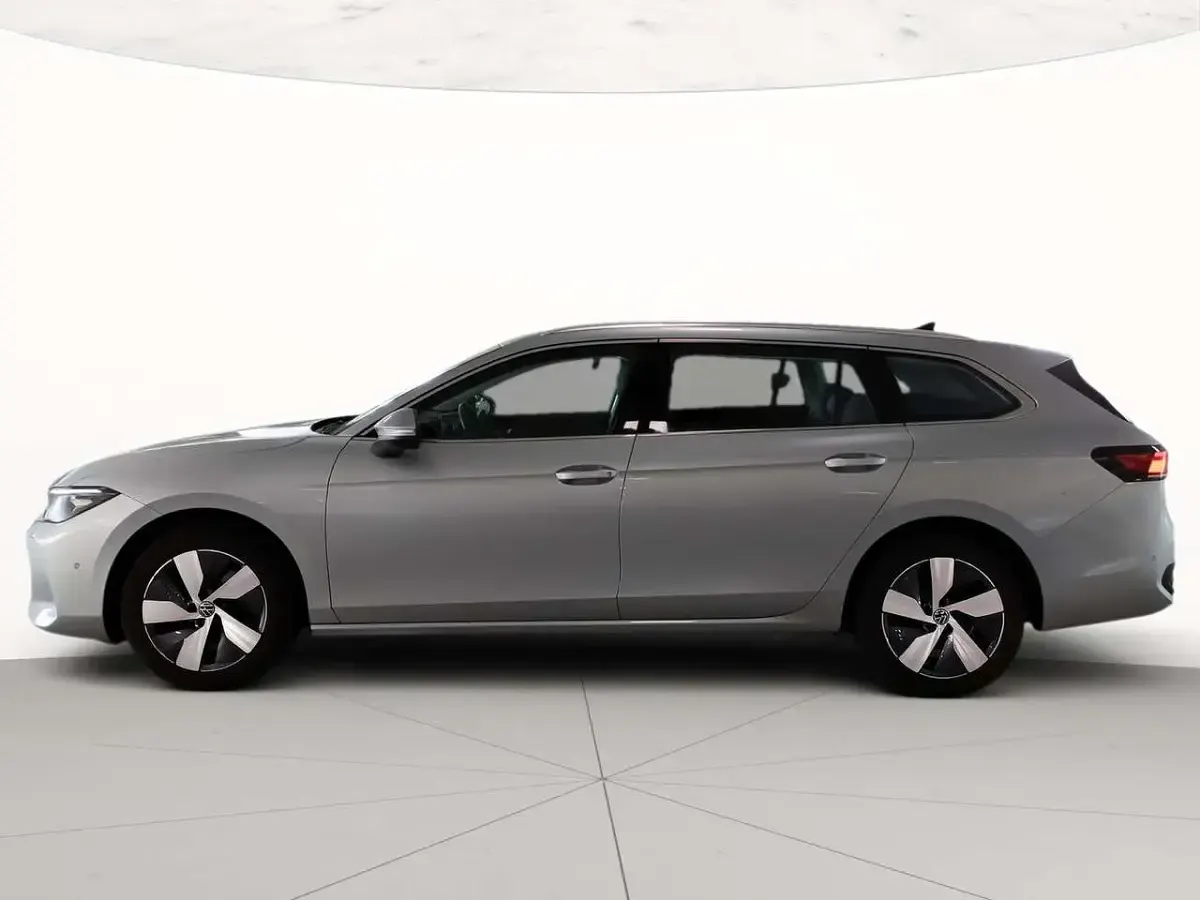 Usata VW Passat Business 150 CV (110 kW) 2024 Dolomite silver metallizzato Station wagon