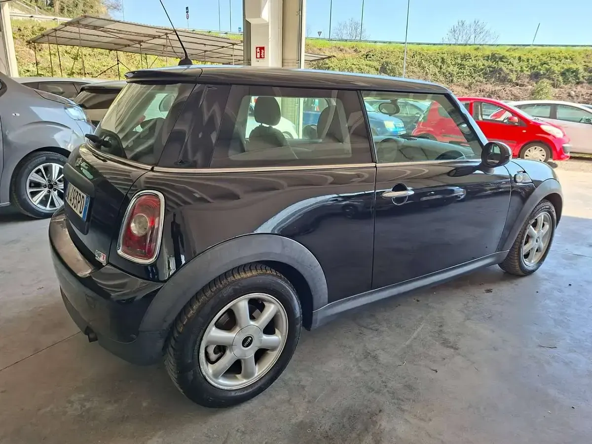 Begagnad Mini Cooper 75 HK (55 kW) 2009 Svart Halvkombi