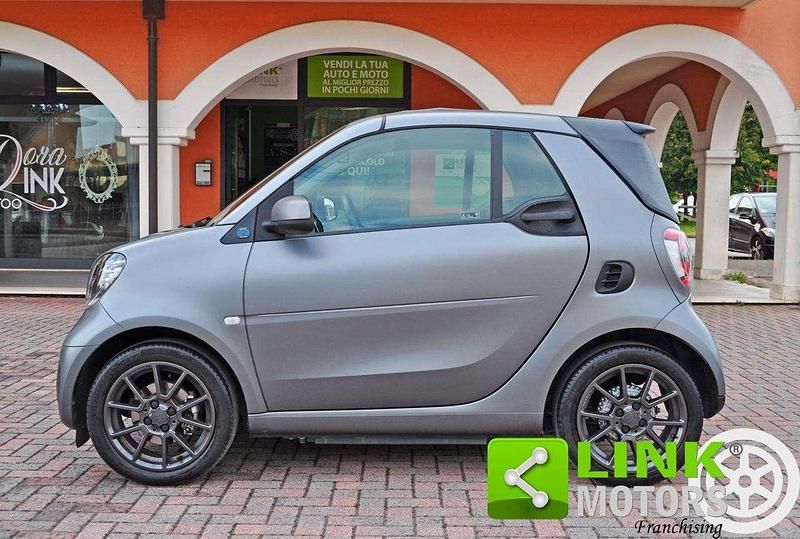 Usata Smart ForTwo Electric Drive 41 kW (56 CV) 2021 Grigio scuro Cabrio