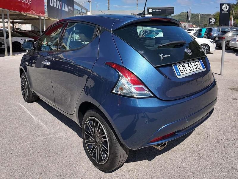 Usata Lancia Ypsilon Gold 69 CV (50 kW) 2022 Blu/azzurro Utilitaria