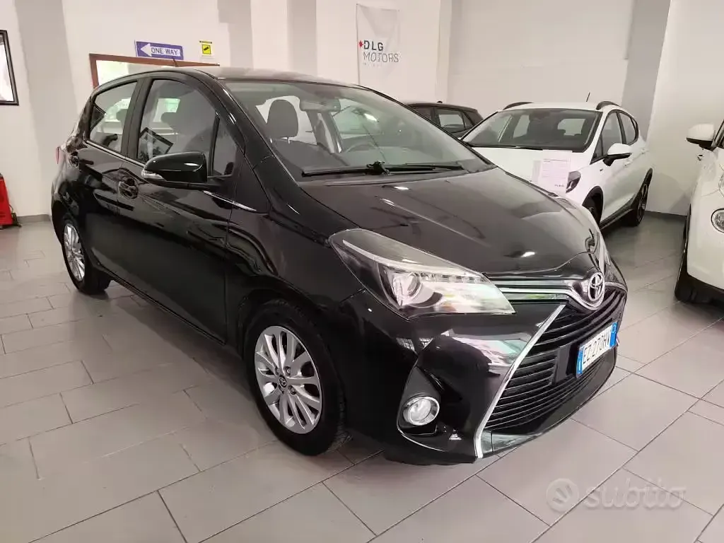 Usata Toyota Yaris Lounge 69 CV (50 kW) 2015 Nero Utilitaria
