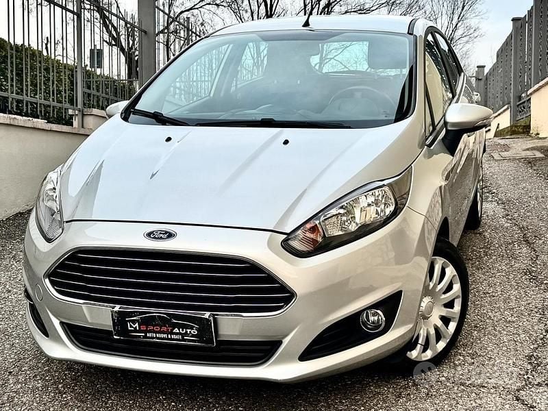 Grigio Usata 2015 Ford Fiesta Due volumi | 7400 € (Buon prezzo) - Immagine 1/4