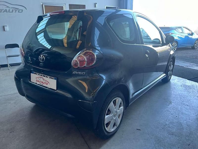 Usata Toyota Aygo Connect Style 68 CV (50 kW) 2011 Grigio metallizzato Utilitaria