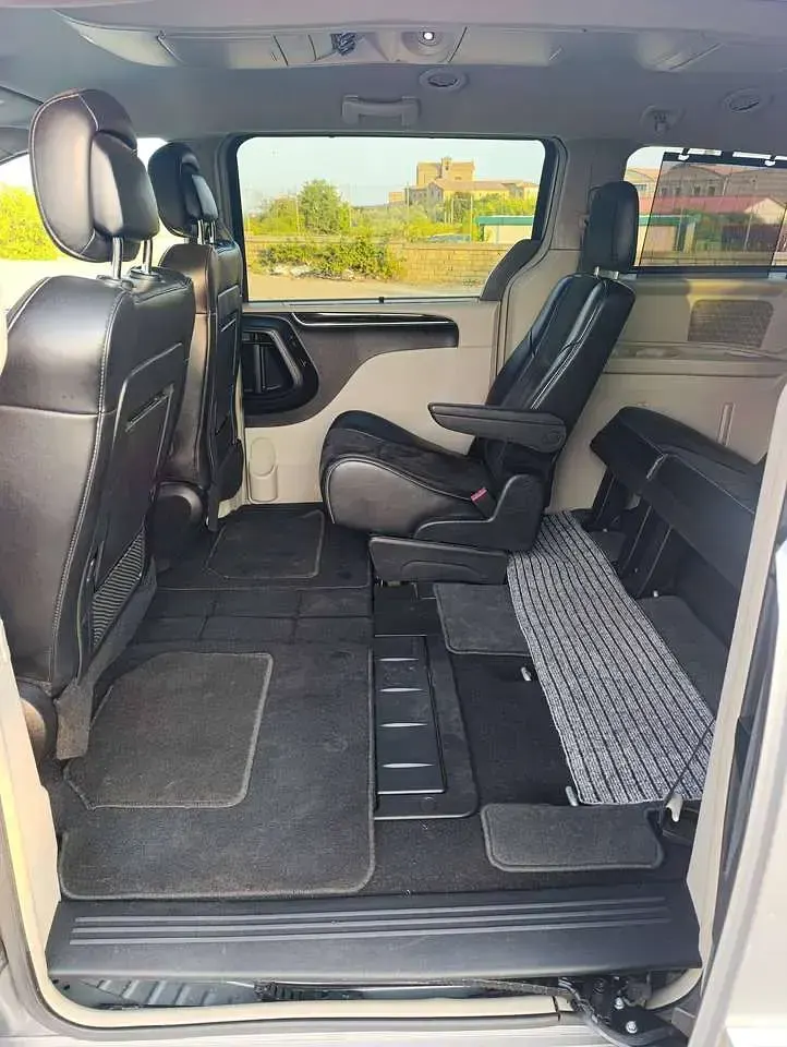 Usata Lancia Voyager Platinum 177 CV (130 kW) 2014 Grigio Monovolume