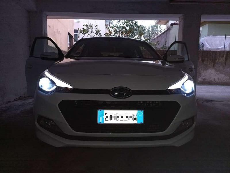 Usata Hyundai i20 Style 75 CV (55 kW) 2015 Bianco Utilitaria