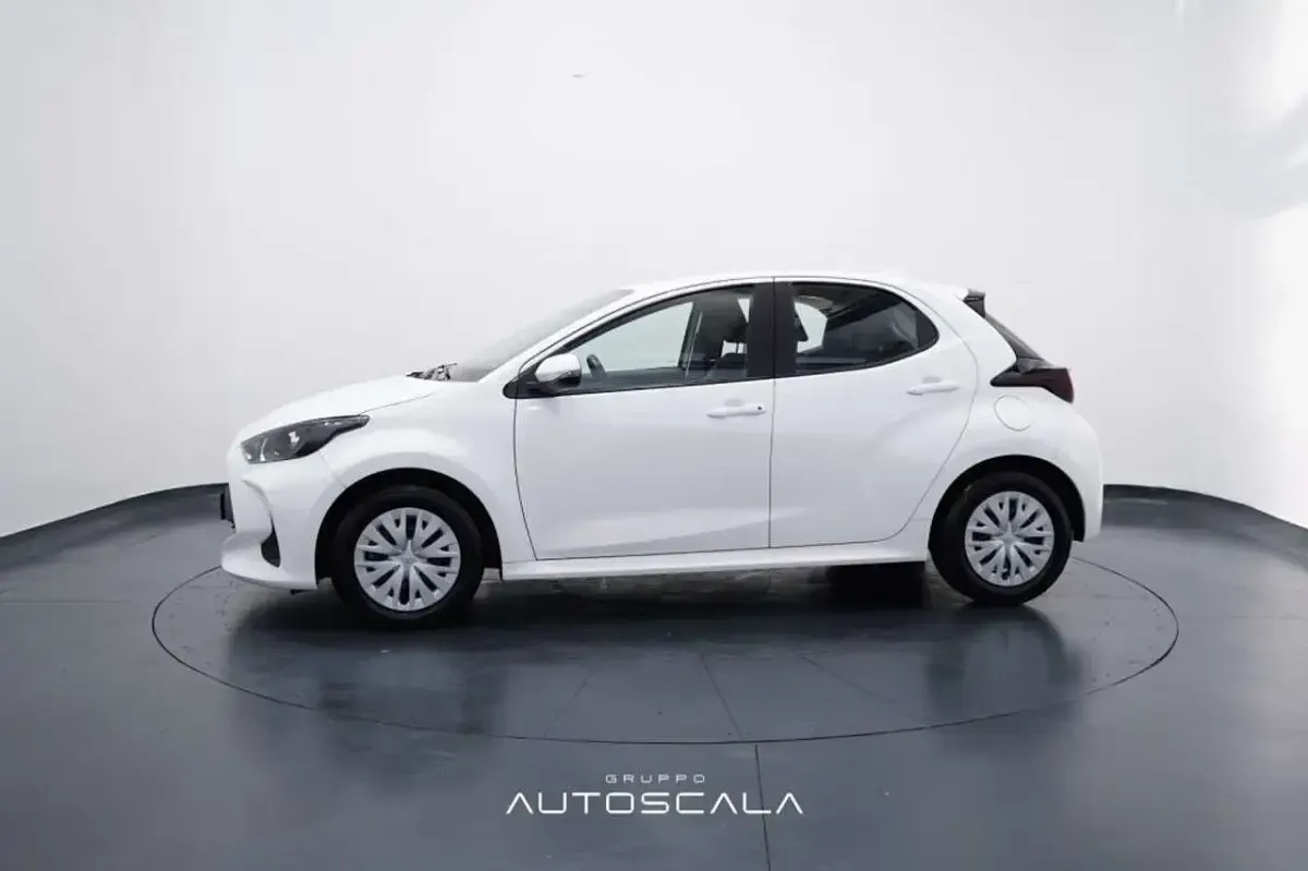 Usata Toyota Yaris Hybrid Business Edition 116 CV (85 kW) 2022 Bianco Berlina