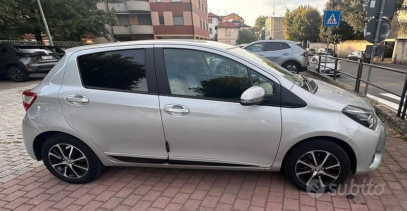 Usata Toyota Yaris 111 CV (81 kW) 2018 Argento Utilitaria