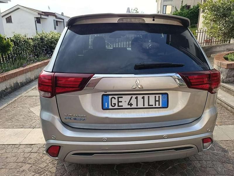 Usata Mitsubishi Outlander P-HEV Instyle 135 CV (99 kW) 2021 Argento SUV