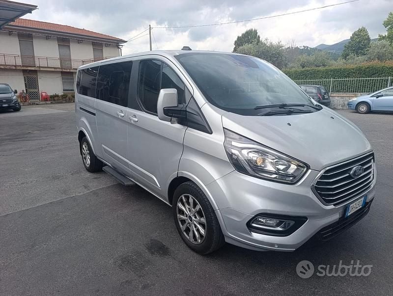 Grigio Usata 2022 Ford Tourneo Monovolume | 18.000 € - Immagine 1/4