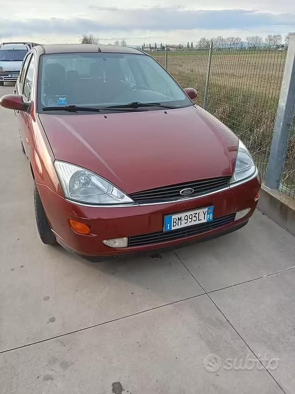 Begagnad Ford Focus 100 HK (73 kW) 2001 Röd Sedan