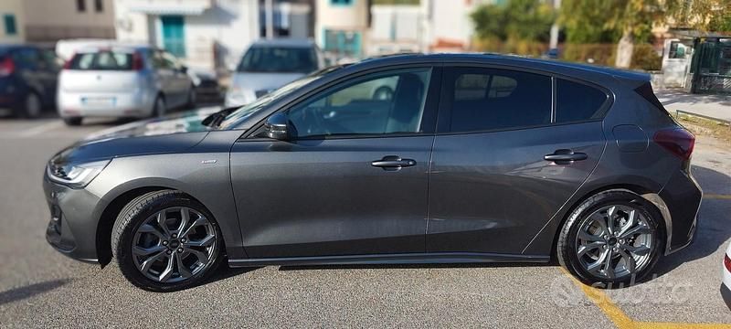 Usata Ford Focus ST-Line X 115 CV (84 kW) 2023 Grigio Berlina