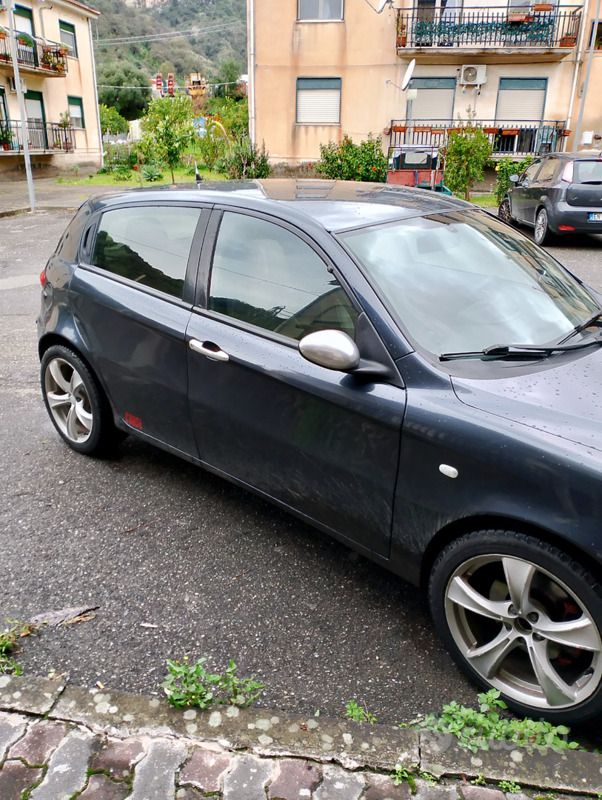 Usata Alfa Romeo 147 105 CV (77 kW) 2004 Blu Utilitaria