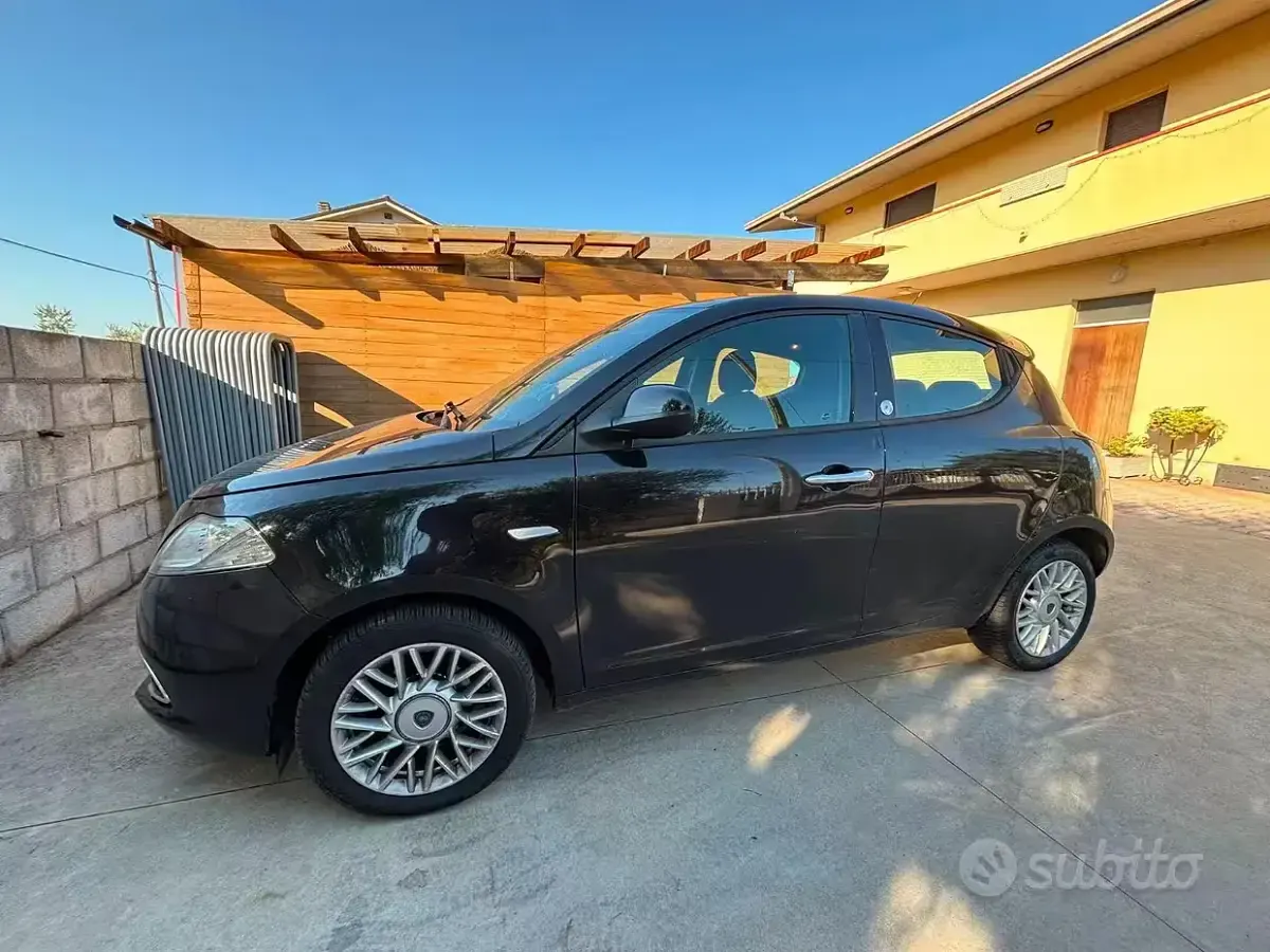 Usata Lancia Ypsilon 60 CV (44 kW) 2014 Nero Utilitaria