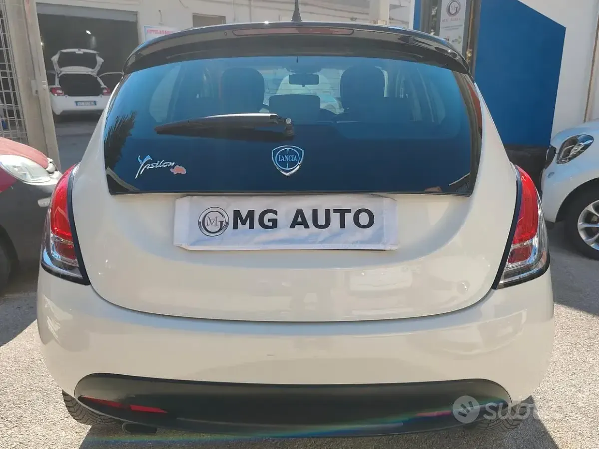 Usata Lancia Ypsilon Gold 69 CV (50 kW) 2015 Bianco Utilitaria