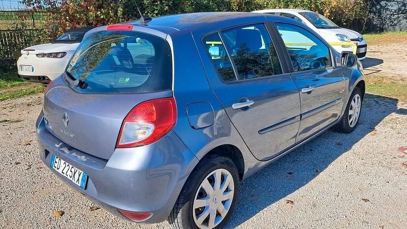 Usata Renault Clio II Dynamique 75 CV (55 kW) 2010 Grigio Berlina