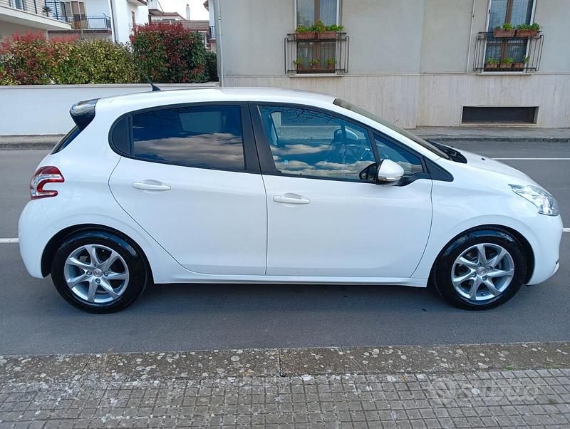 Usata Peugeot 208 Active 68 CV (50 kW) 2013 Bianco Utilitaria