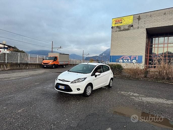 Usata Ford Fiesta 95 CV (69 kW) 2010 Bianco Utilitaria