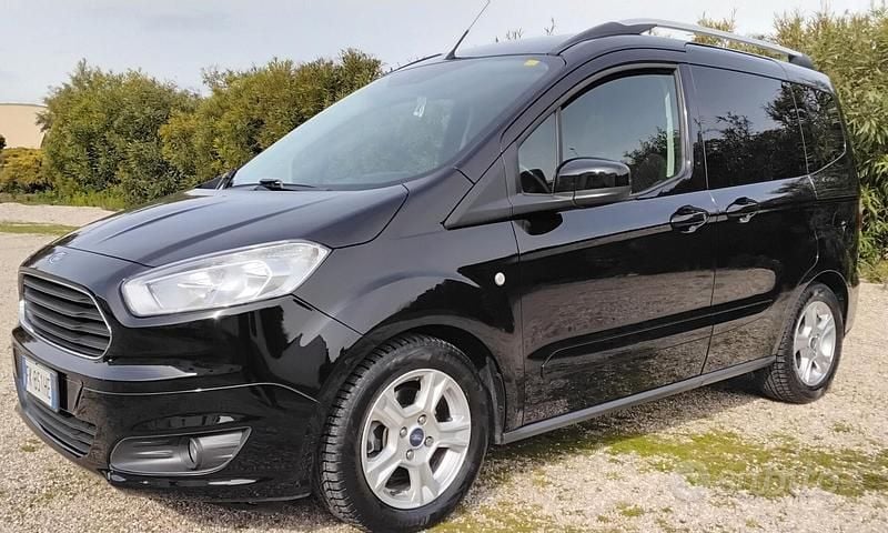 Usata Ford Tourneo Courier Titanium 75 CV (55 kW) 2017 Nero Monovolume