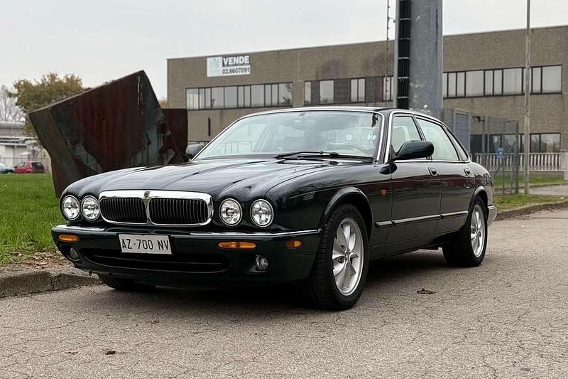 Usata Jaguar XJ8 Executive 237 CV (174 kW) 1998 Verde Berlina