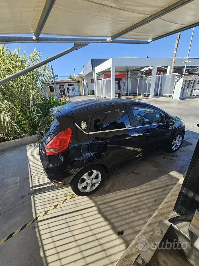 Usata Ford Fiesta 68 CV (50 kW) 2010 Nero Berlina