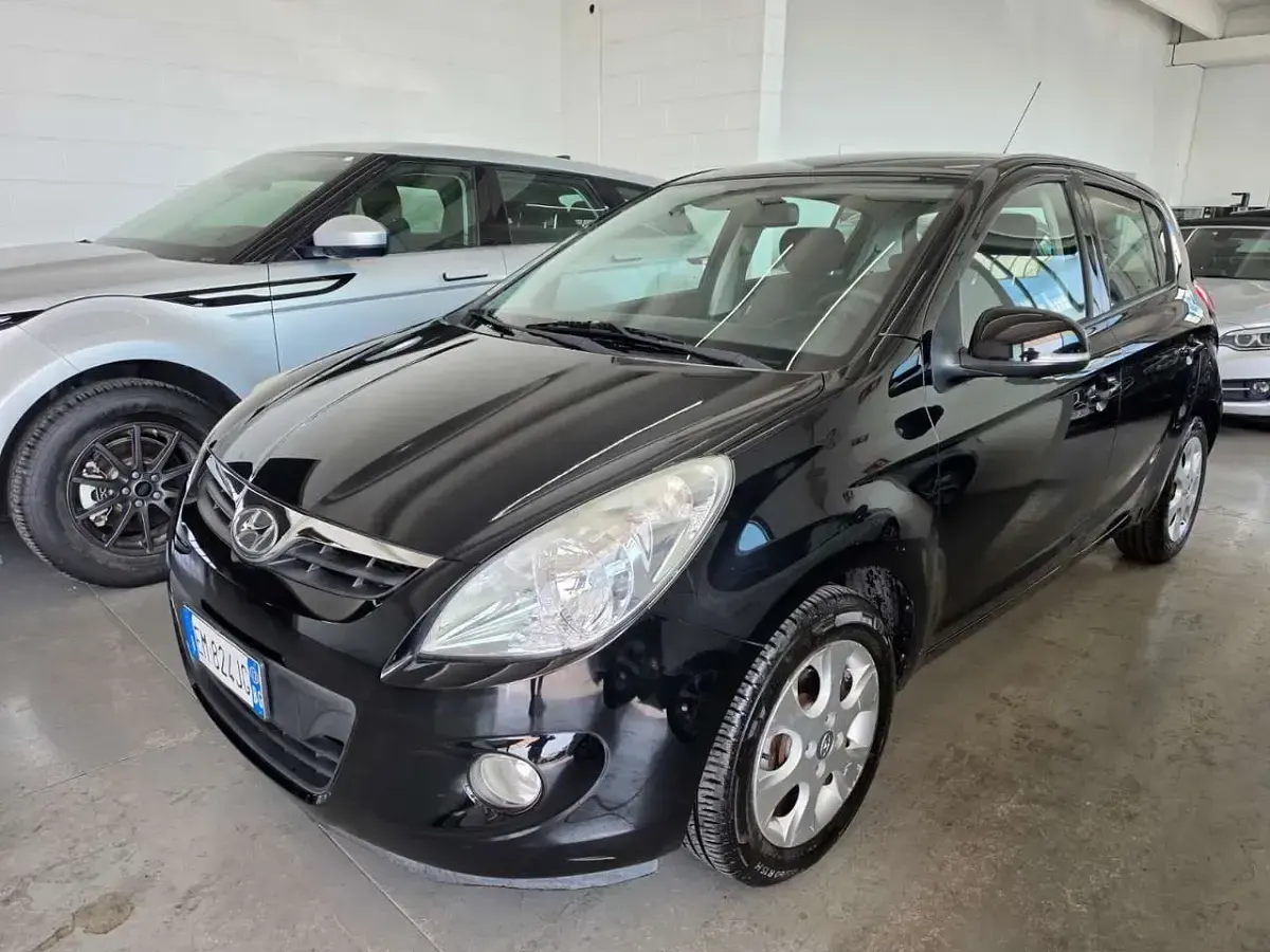 Usata Hyundai i20 Comfort 77 CV (56 kW) 2012 Nero Utilitaria