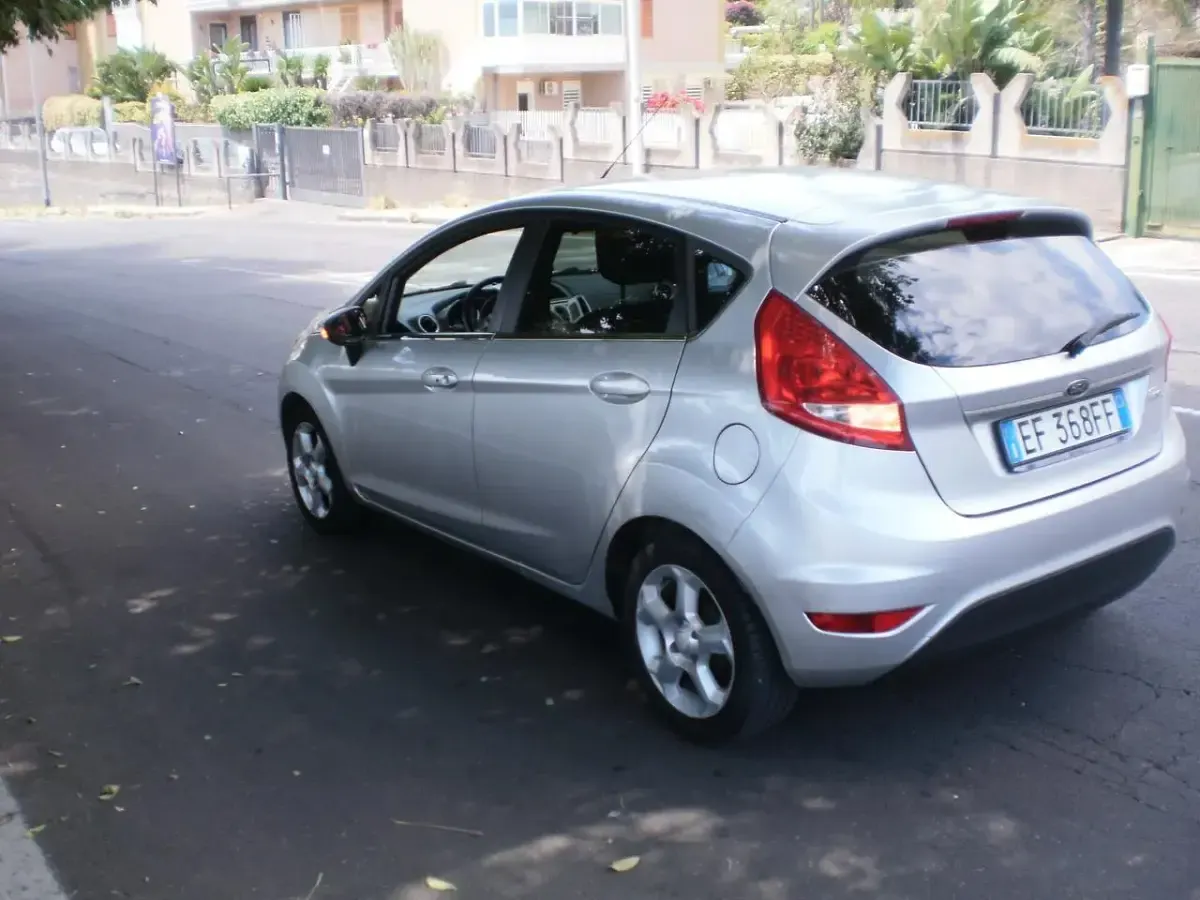 Usata Ford Fiesta Titanium 60 CV (44 kW) 2010 Argento Berlina